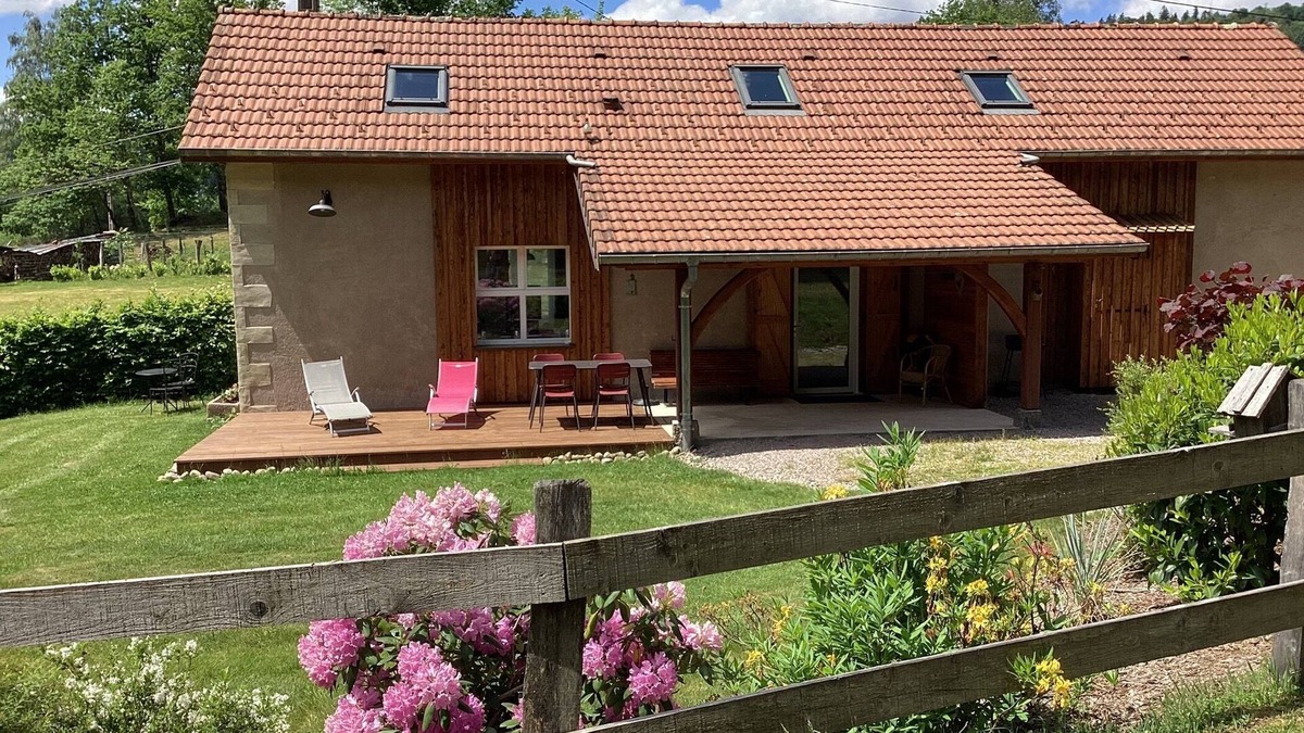 Ramonchamp House | Cocooning spirit" gîte close to footpaths and cycle path