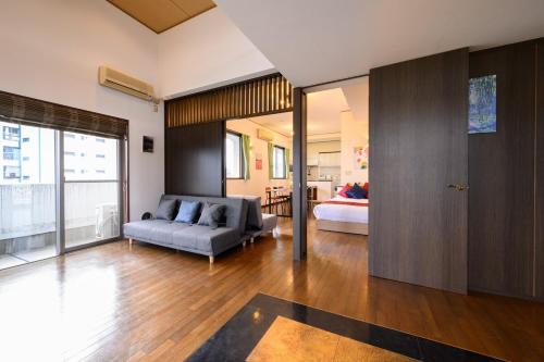 Nishi Ward Apartment | COCOSTAY 中広ネオイズム 最大10人 閑静な住宅街にある贅沢80m2の最上階プライベートオーナーズルーム