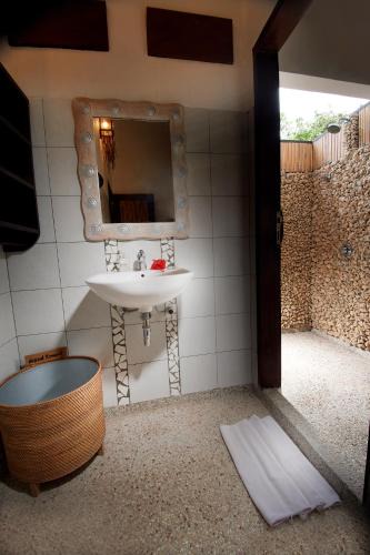 Bitung Cabin | Cocotinos Lembeh a Boutique Dive Lodge