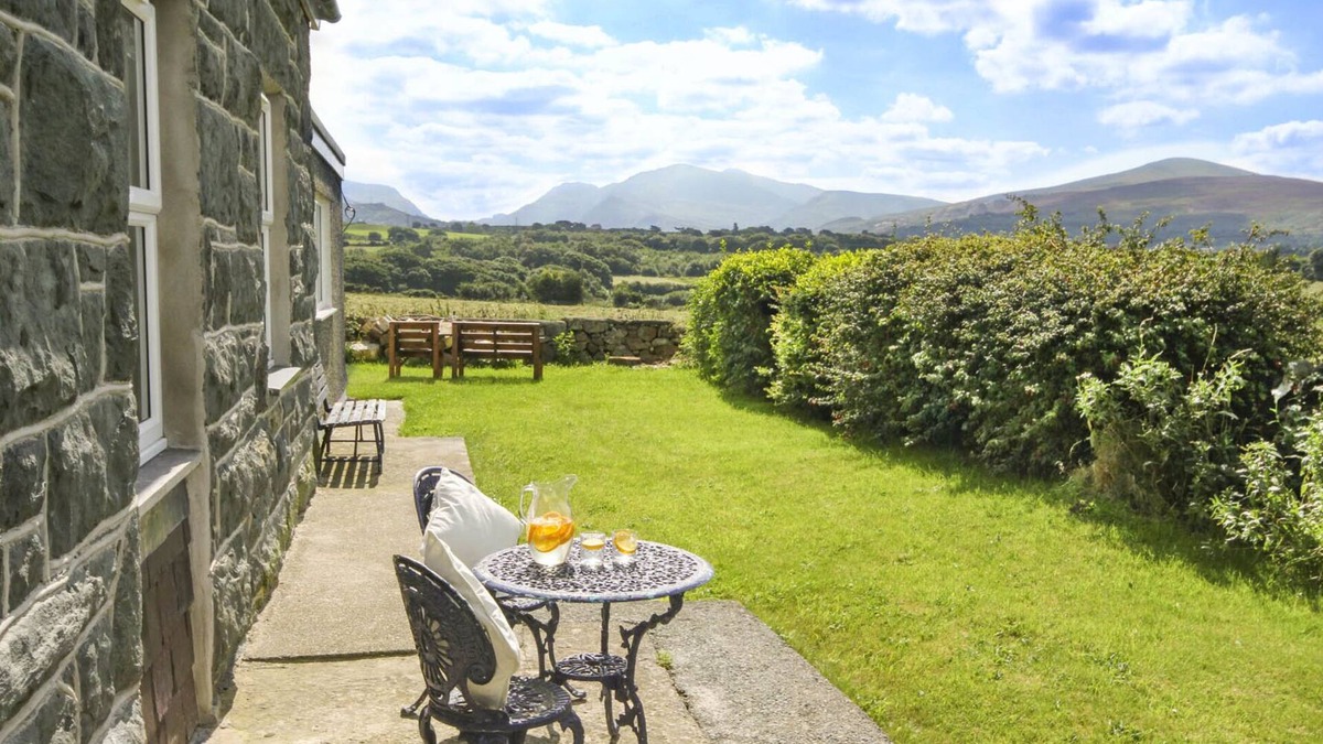 Brynrefail Cottage | COED BOLYN LODGE, family friendly, with a garden in Bethel