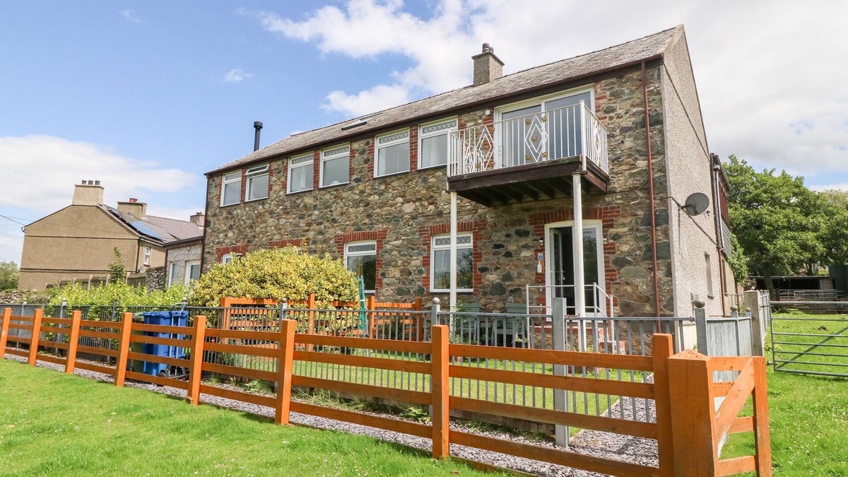 Groeslon Cottage | COED Y GLYN BACH EQUESTRIAN, pet friendly, with a garden in Penygroes