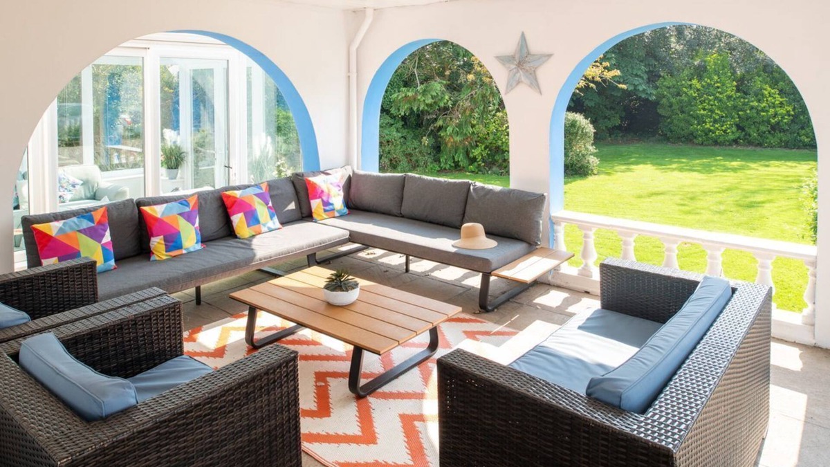 Llanfaelog House | Coed Y Llan: 5 bedroom holiday villa in Rhosneigr, easy walk to beach