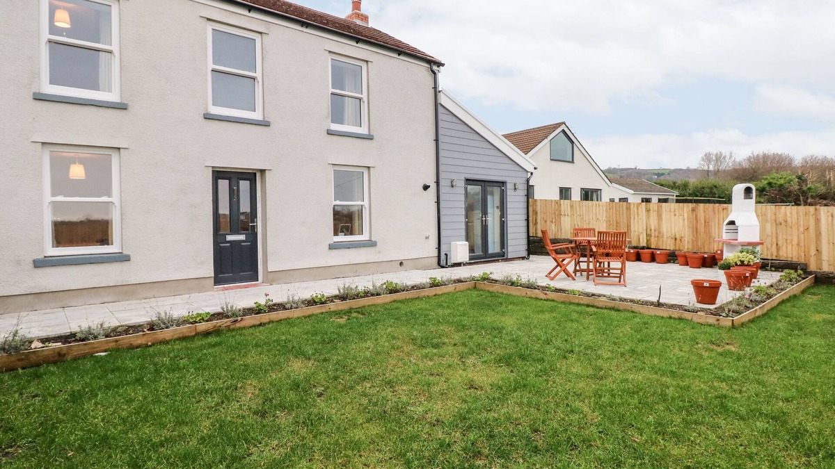 Burry Port Cottage | COEDEN BACH, pet friendly, character holiday cottage in Burry Port
