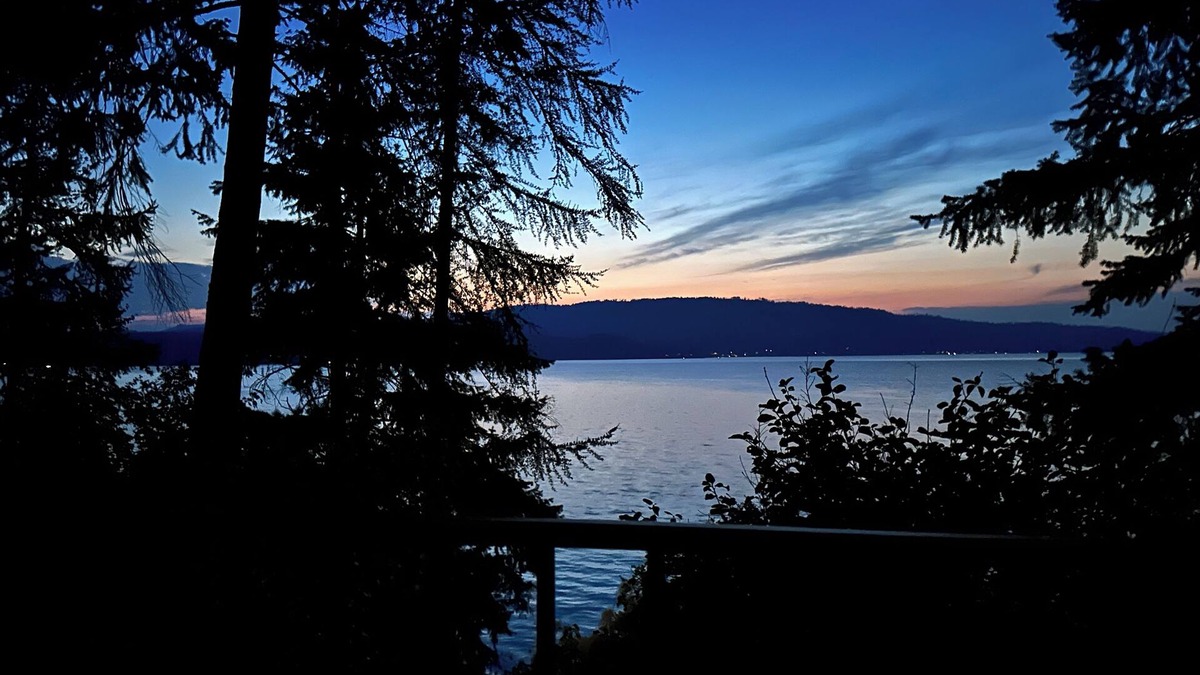 Harrison Cabin | Coeur d'Alene Lake Escape -Stunning Views, Private Beach, and Cozy Retreat!