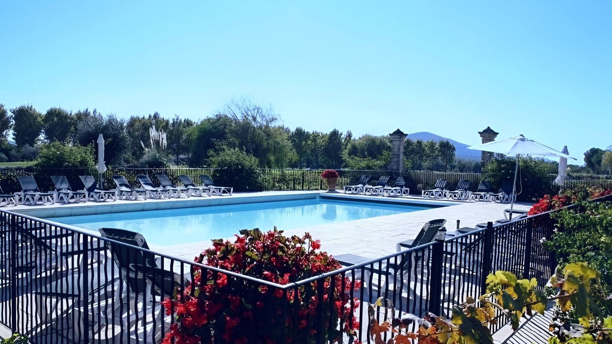 Pont Royal Apartment | Coeur Provence T2 renovated, air-conditioned, nice view, pool, golf, Aix en Prov 30mn