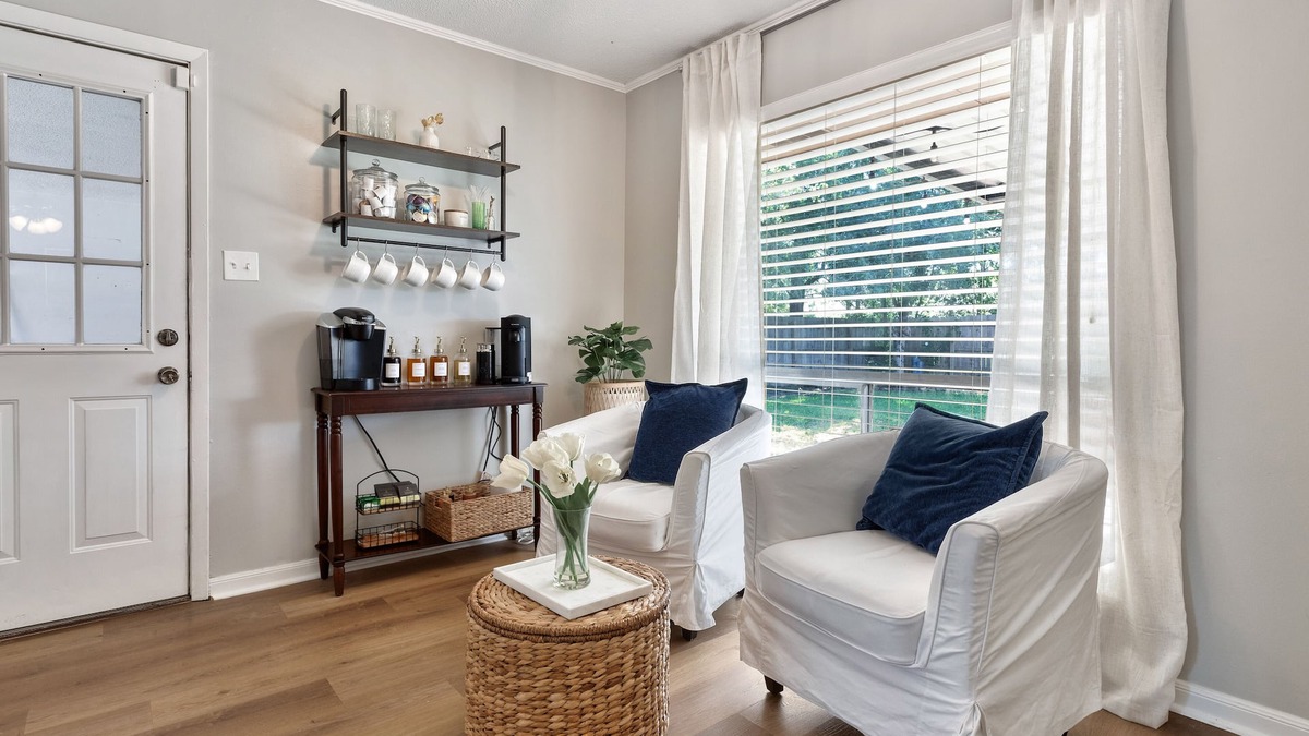 Lake Charles House | Coffee lovers dream- 5 min to casinos near shopping, restaurants & more!