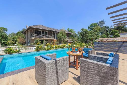 Virajpet Villa | Coffee & Mist Luxury Villa- Comp Breakfast, Pool, Lounge, and Coffee Estate by StayVista