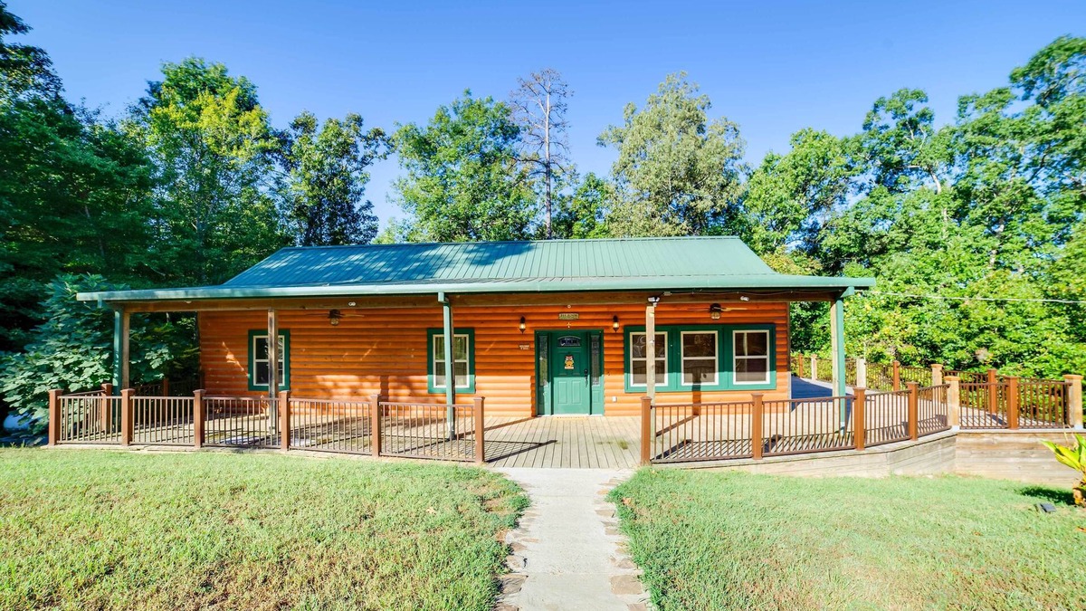 Coffeeville Cabin | Coffeeville Cabin w/Deck ~ 7 Mi to Grenada Lk