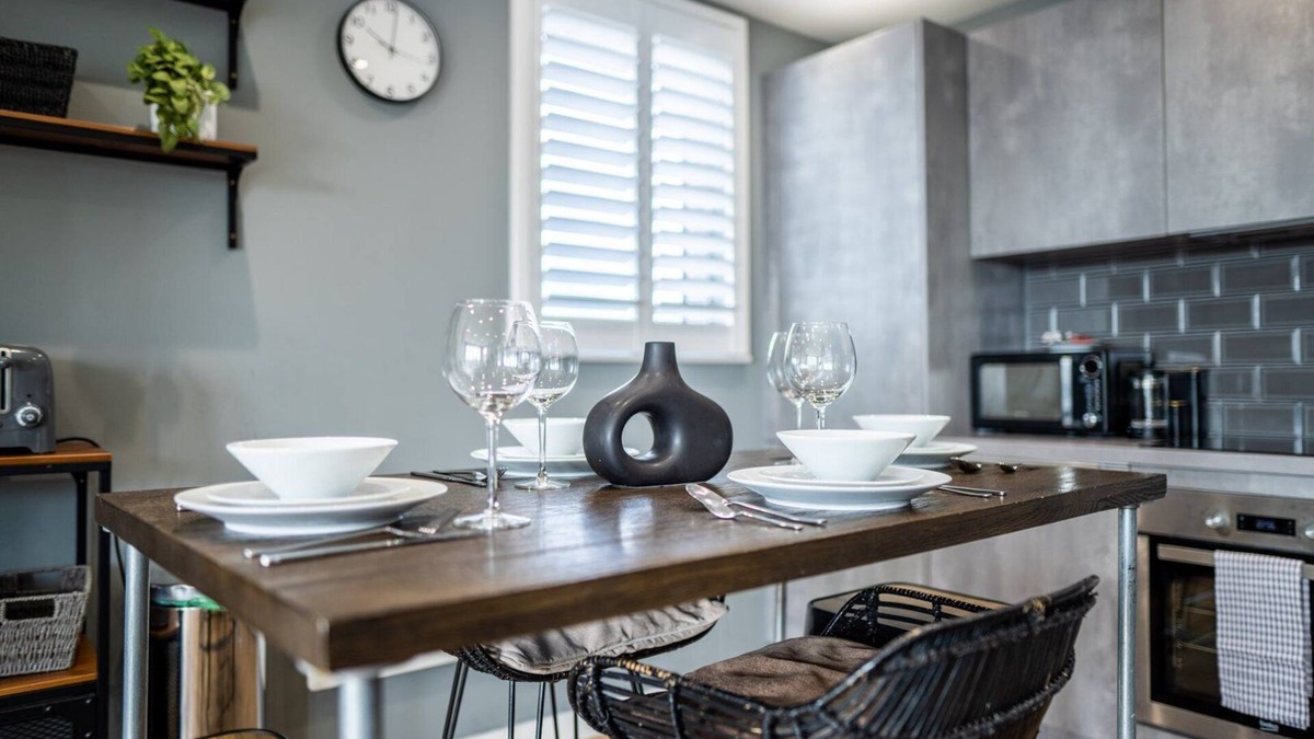 Butetown Apartment | Cohost Partners Cardiff Bay Retreat With Balcony