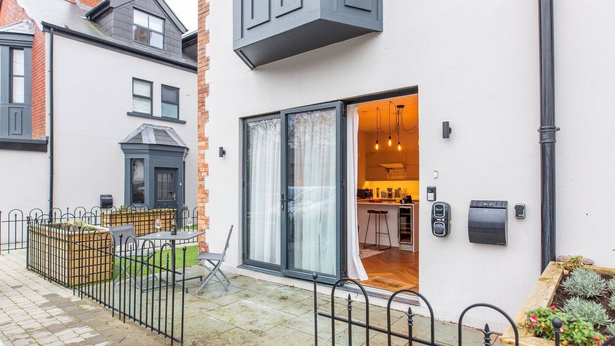 Pontcanna Apartment | Cohost Partners Charming 2BR in Cardiff with Parking