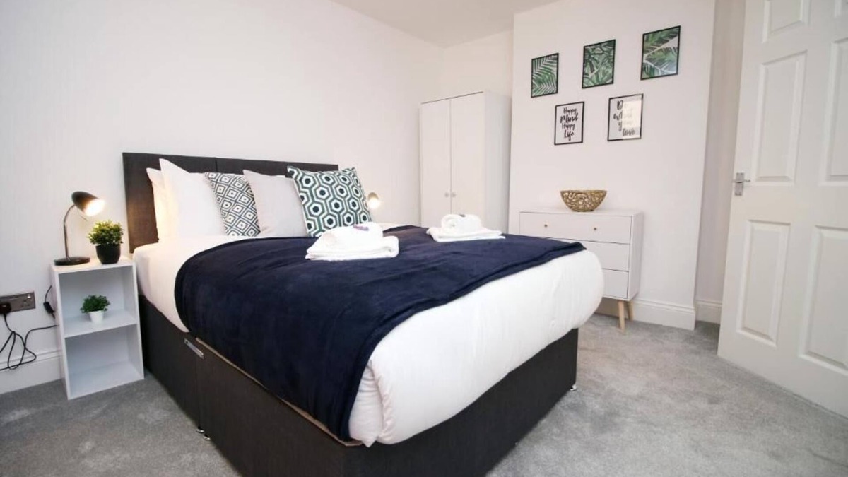 Cardiff Apartment | Cohost Partners Charming 2BR Retreat in Cardiff