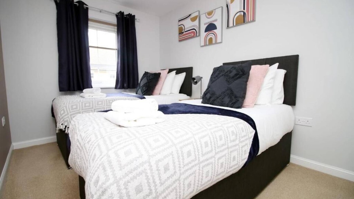 Graig House | Cohost Partners Cozy 3BR Home with Garden & Parking