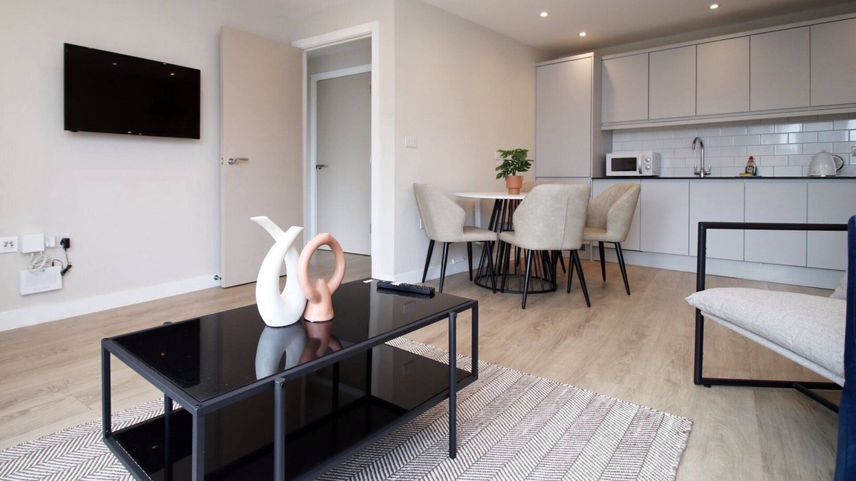 Atlantic Wharf Apartment | Cohost Partners Stylish 2BR in Cardiff Bay Parking