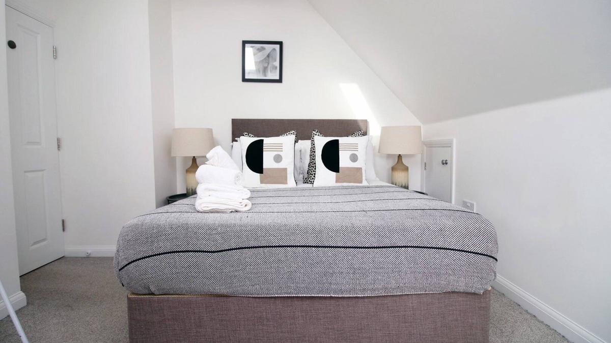 Filton House | Cohost Partners Stylish Bristol Flat With Parking