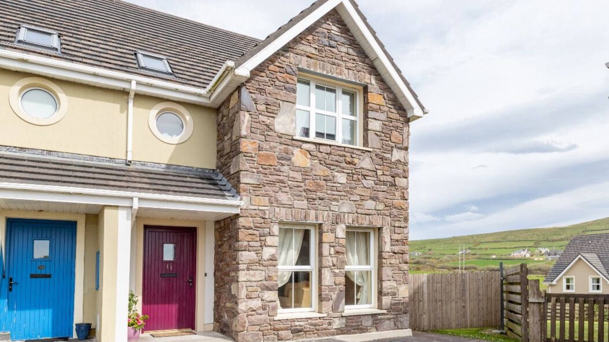 Dingle House | "cois Chnoic" - Set Along The Hills Of Dingle Town