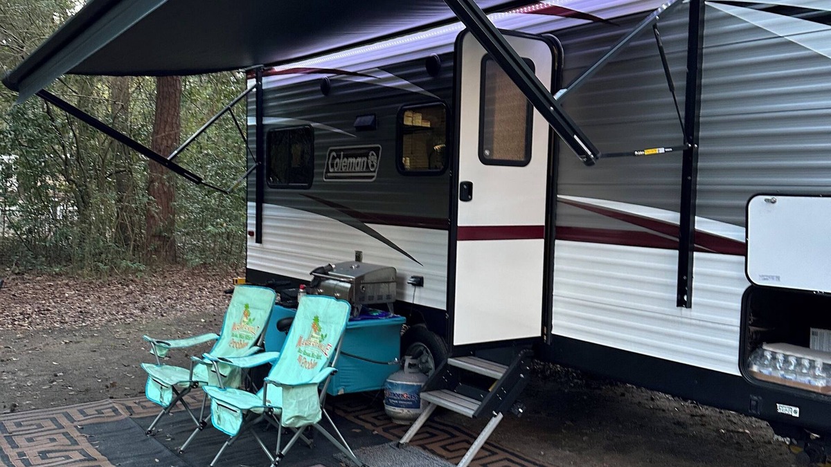 Clarksville House | Coleman 202 RD travel trailer. Located on the owner's lakefront property!