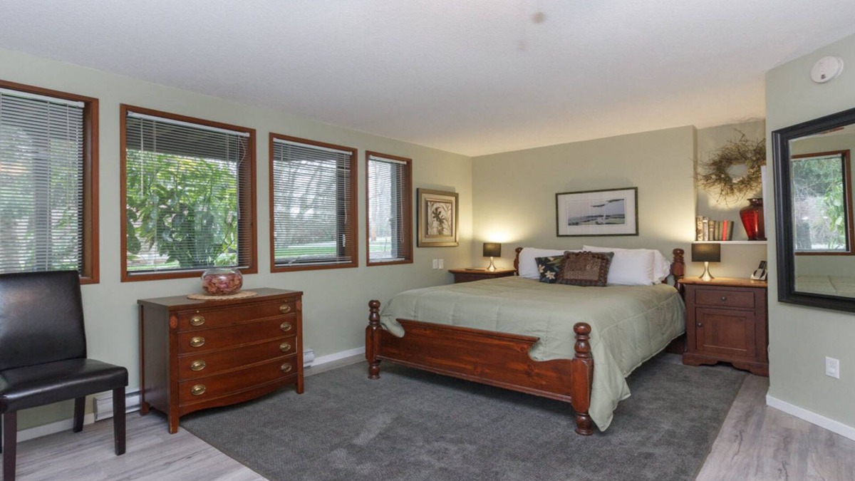 North Saanich House | Coles Bay Vacation Retreat /Beaches, Golf, Trails