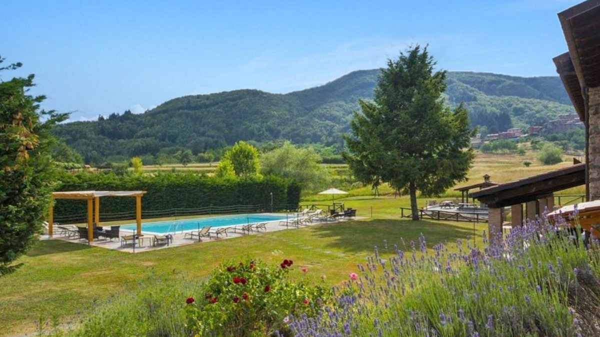 Camporgiano Villa | Collaprico, 8 bedrooms, 6 bathrooms, private pool, WIFI, walk down to village