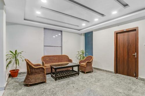 Indira Nagar Hotel | Collection O Yamuna Palace Near Gomti Riverfront Park