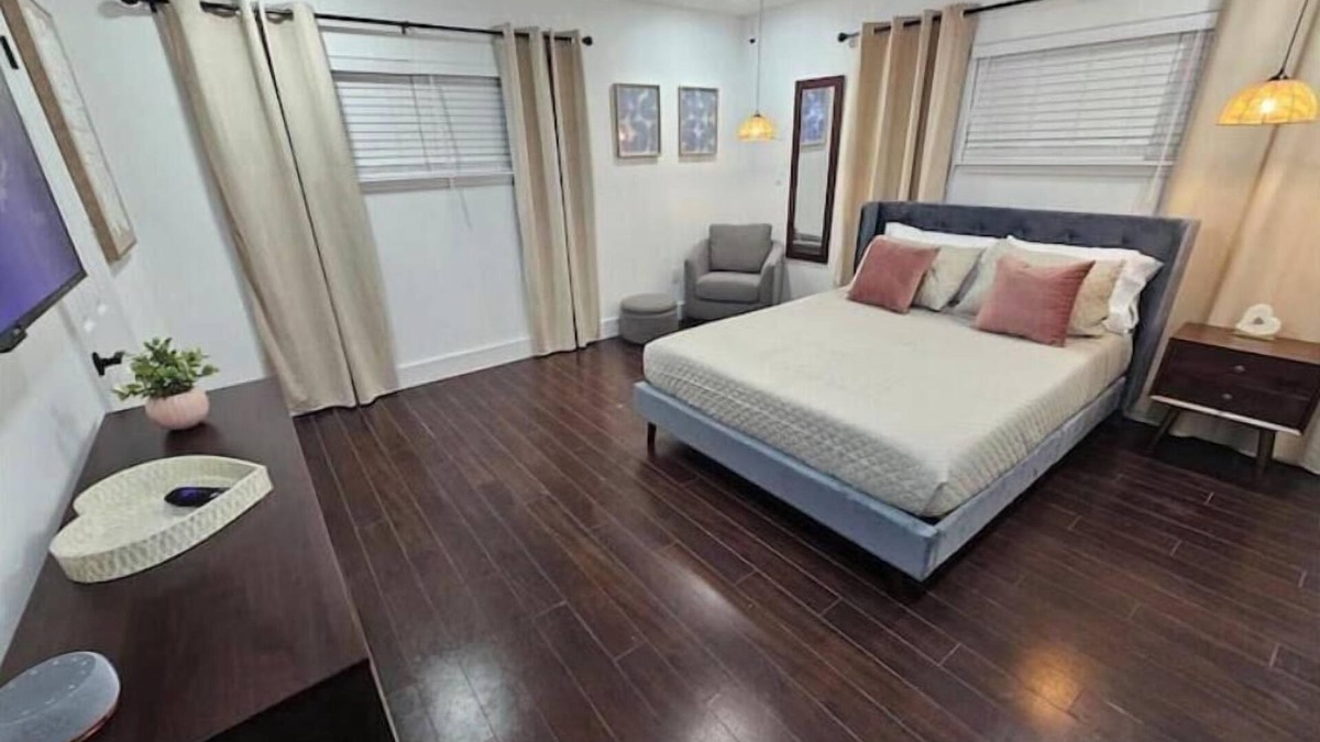 College Park House | College Park Bungalow Sleeps 20+ 2 Kitchens-Fenced