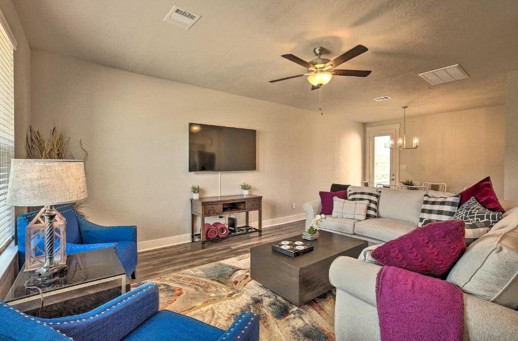 Wellborn House | College Station Townhome with Furnished Patio!