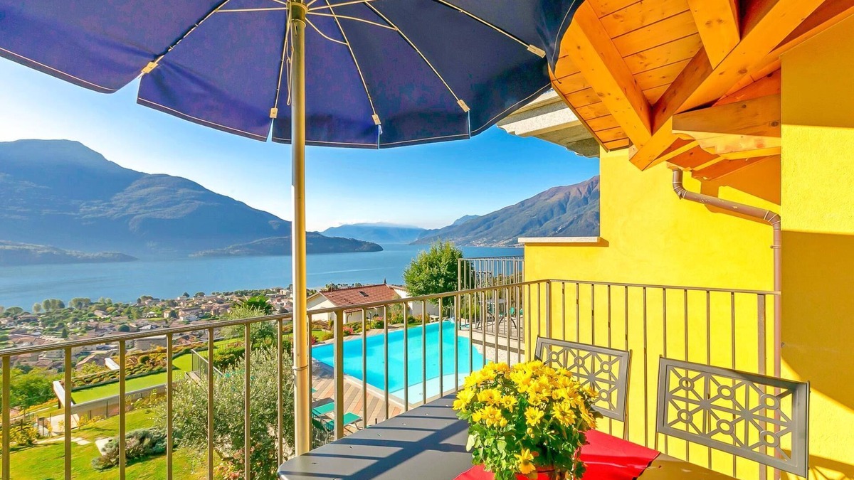 Vercana Apartment | Collina Frantoio Holiday Apartment with Pool