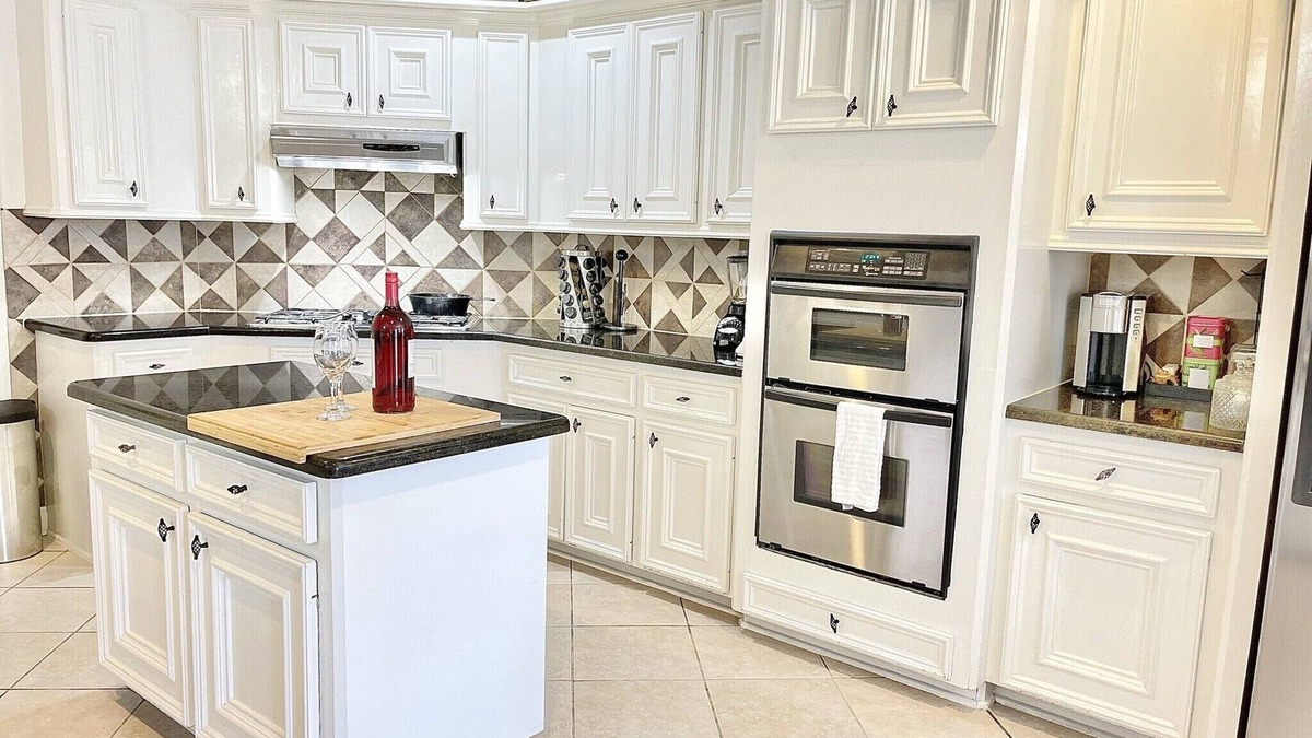 Atascocita House | Colonial Chic Vacation Home