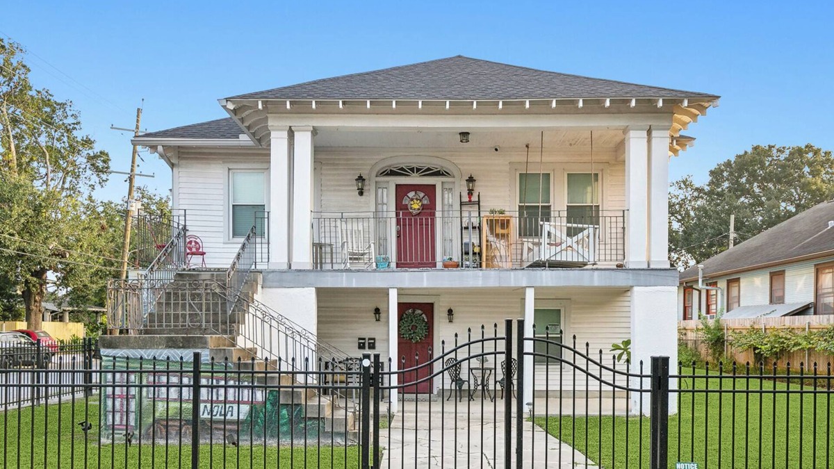 Leonidas House | Colonial Getaway in Mid-City NOLA Steps to Trolley & 3Miles to French Quarter