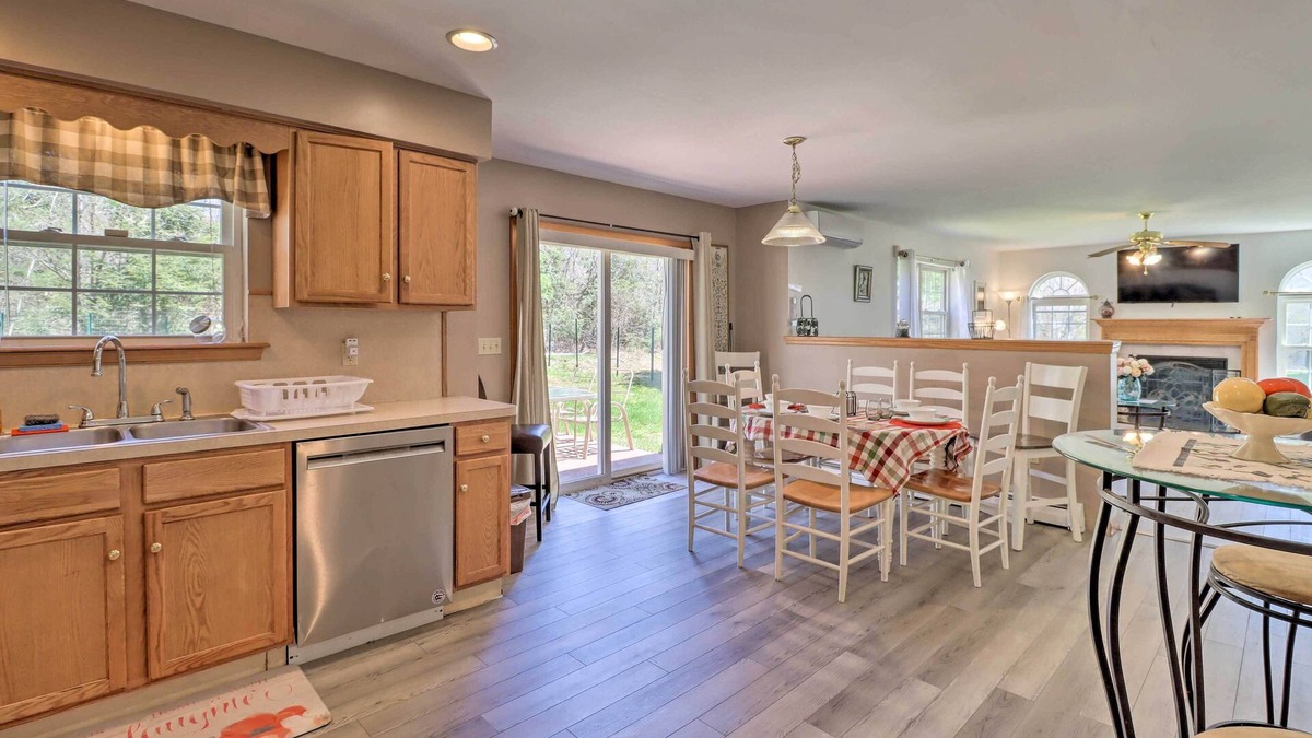 Pocono Summit House | Colonial House in Quiet Area Near Camelback Resort