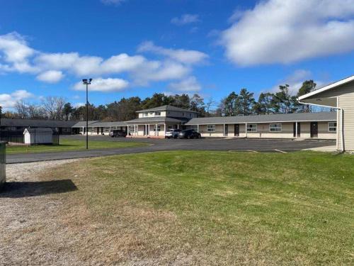 Tay Valley Hotel | Colonial House Motor Inn