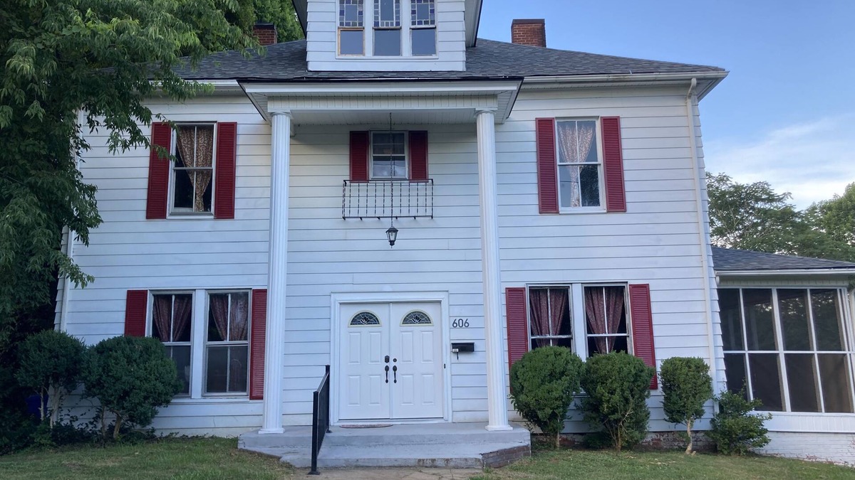 North Wilkesboro House | Colonial house in downtown N Wilkesboro NC with fireplace
