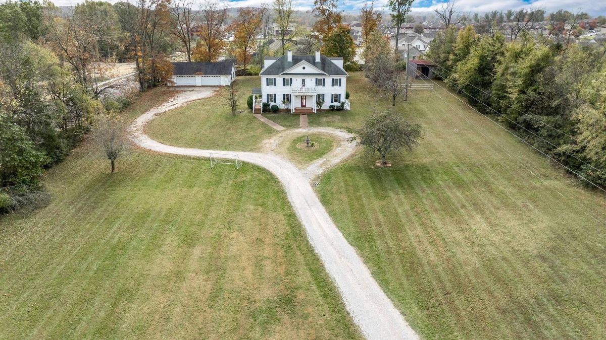 Spring Hill House | Colonial Manor ~ Family Estate ~ Over 5 Private Acres ~ Easy 30 min drive to Nashville or Franklin