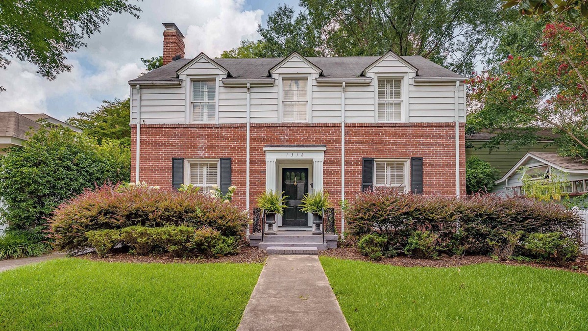 Forest Lake House | Colonial on 15th - Walk to Campus- 3BR 3BA- 5 TVs