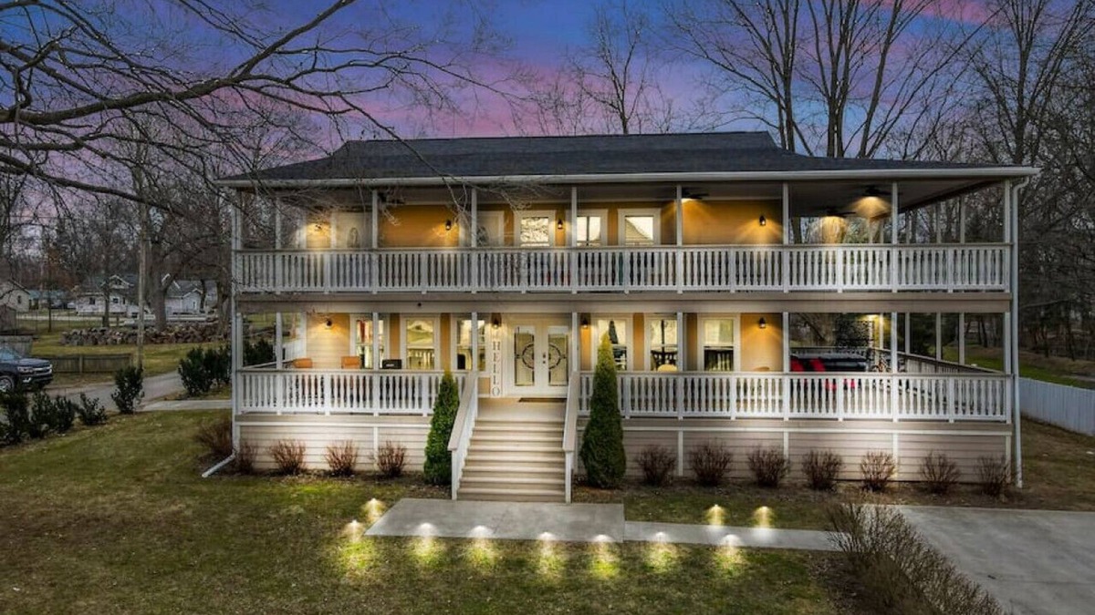 Buckeye Lake House | Colonial on Crane: Hot tub, pet friendly, and boat dock included