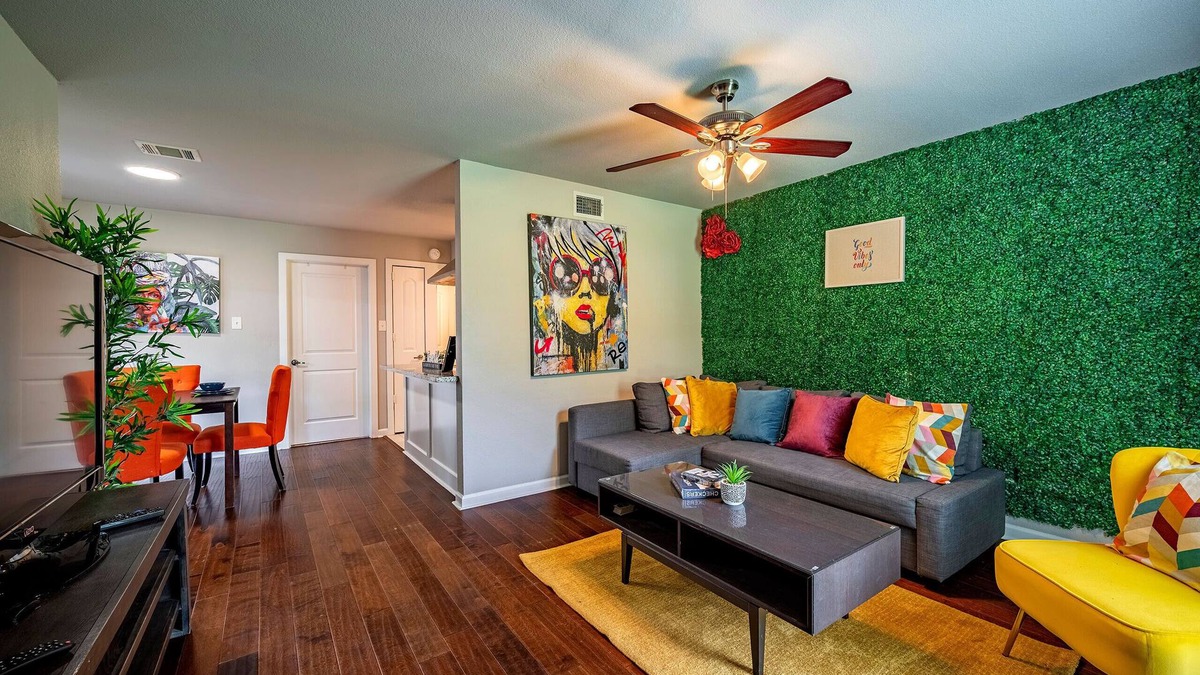Spring Branch Central House | Color Pop and Vogue Vibe/Galleria/Downtown/Memorial CityCentre