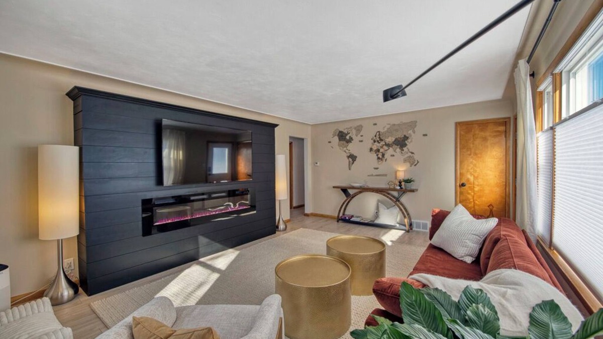 Quinnesec House | Color Season is Here! Mid-modern 2 beds with King/Queen