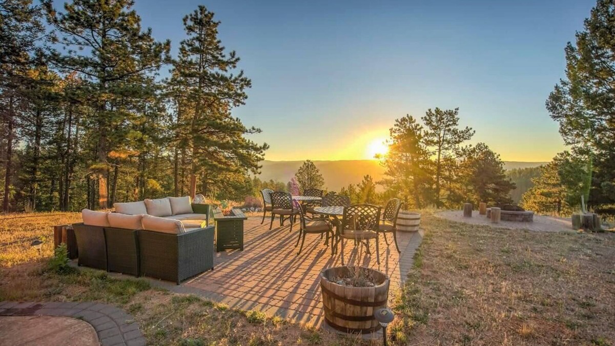 Woodland Park Ski Chalet | Colorado Lux! Private Cabin, Hot Tub, Game Room A
