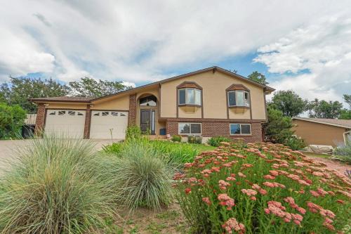 Northeast Colorado Springs House | Colorado Retreat-King-Pikes Peak View-Foosball