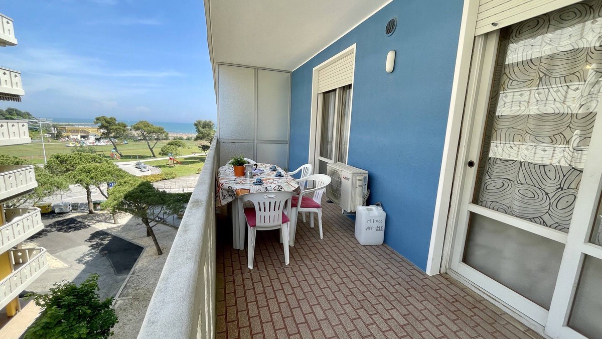 Porto Santa Margherita Apartment | Colorful flat just 200m from the beach