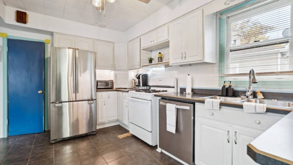 Mayfield Heights House | Colorful and Quiet - 3-Bedroom Cottage Home in Mayfield Heights