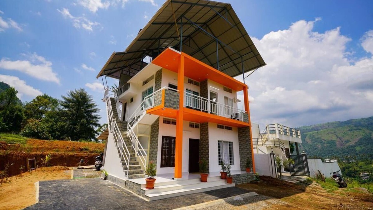 Moolakadai House | Colorful Artifacts and Modern Decor Hut Stay