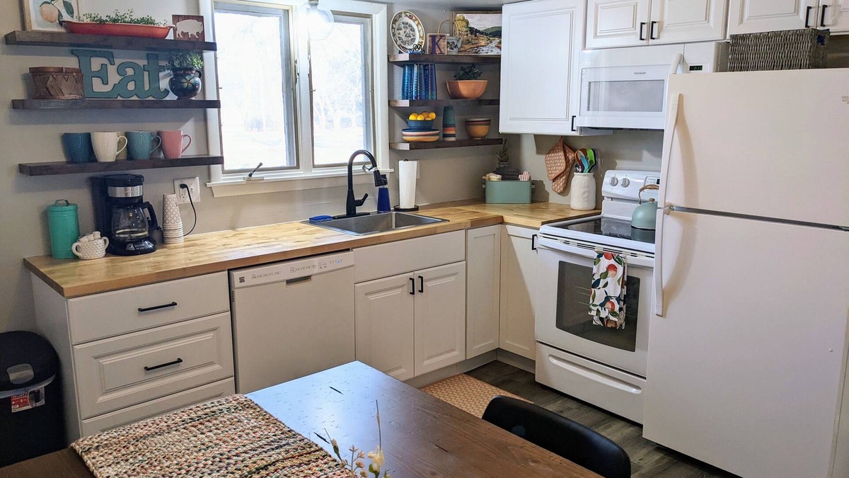 Manhattan House | Colorful & Bright Blue Ranch House close to KSU Football stadium