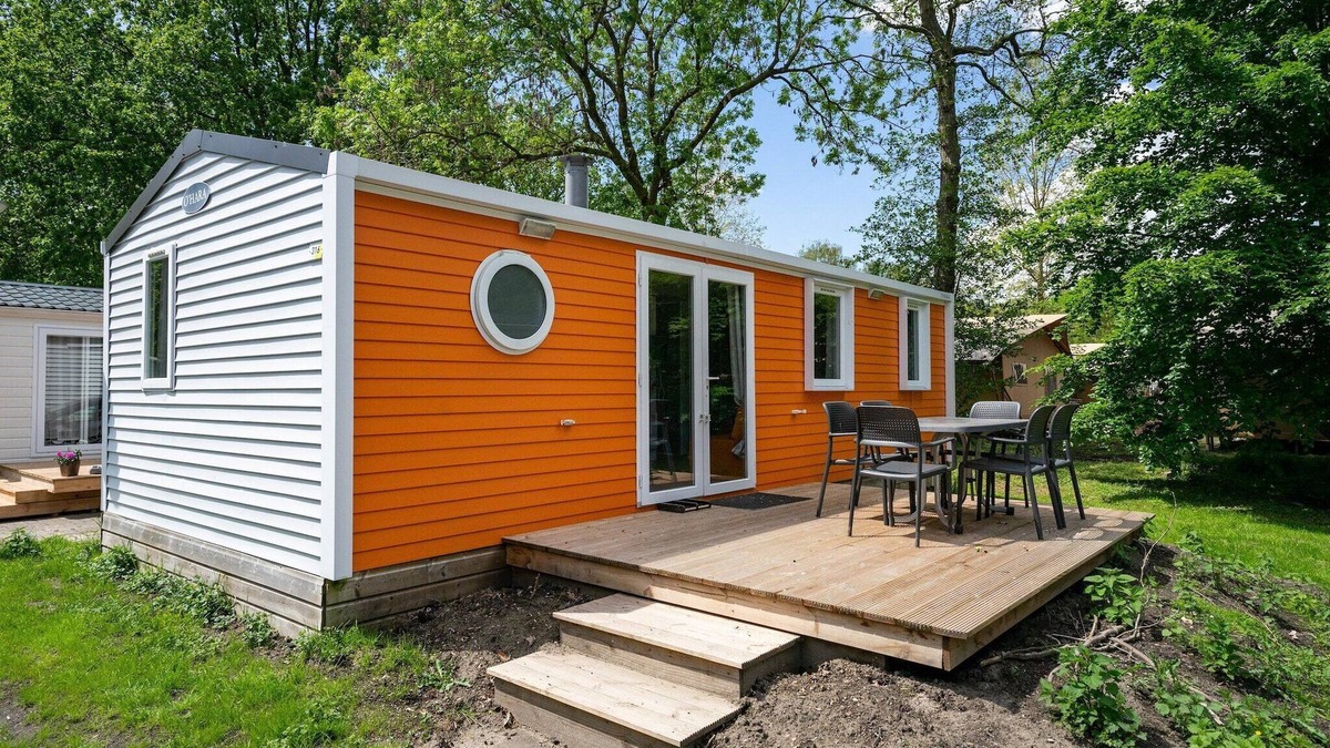 Municipality of Amstelveen Ski Chalet | Colorful chalet near Amsterdam