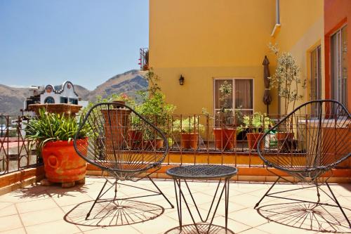 De La Presa Apartment | Colorful family condo with terrace and free parking