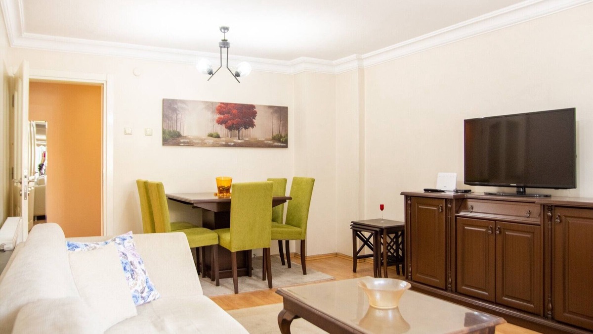 Bayraklı Apartment | Colorful Flat with Balcony in Bayrakli