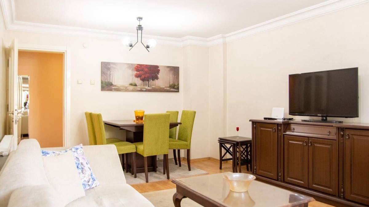 Bayraklı Apartment | Colorful Flat with Balcony in Bayrakli