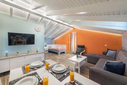 Petaloudes Apartment | Colorful House (Attic)