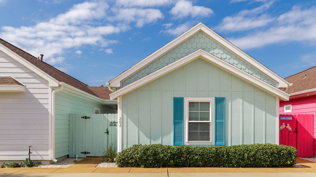 Corpus Christi Cottage | Colorful Pet-Friendly Cottage with Private Patio Near Sandy Texas Beaches