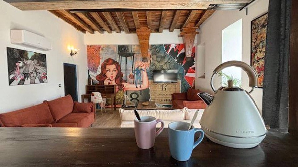 Montaigu-le-Blin Cottage | Colorful Pop Art Home, 6 People, Near Vichy