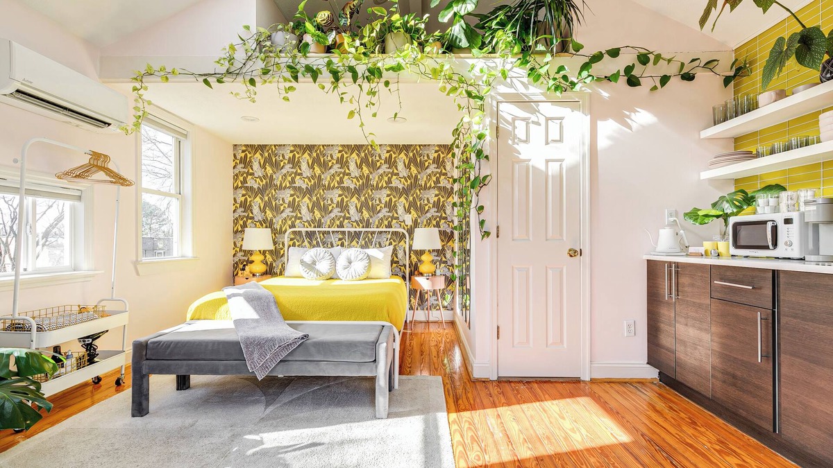 Mosby Apartment | Colorful private guesthouse in charming Richmond with Parking